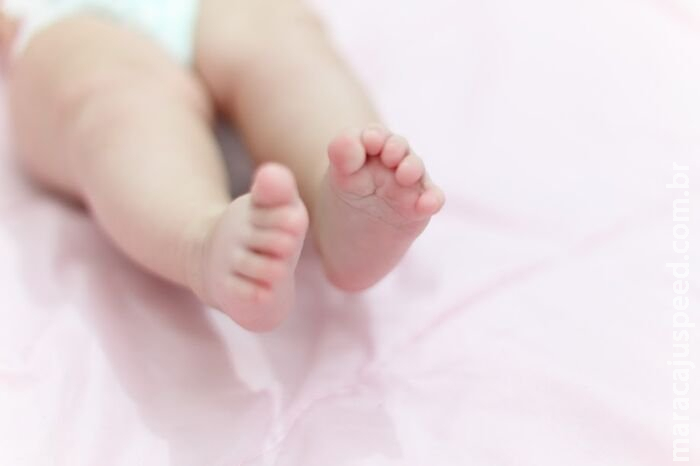 Mãe de bebê com fratura no fêmur acredita que tenha dormido em cima da filha