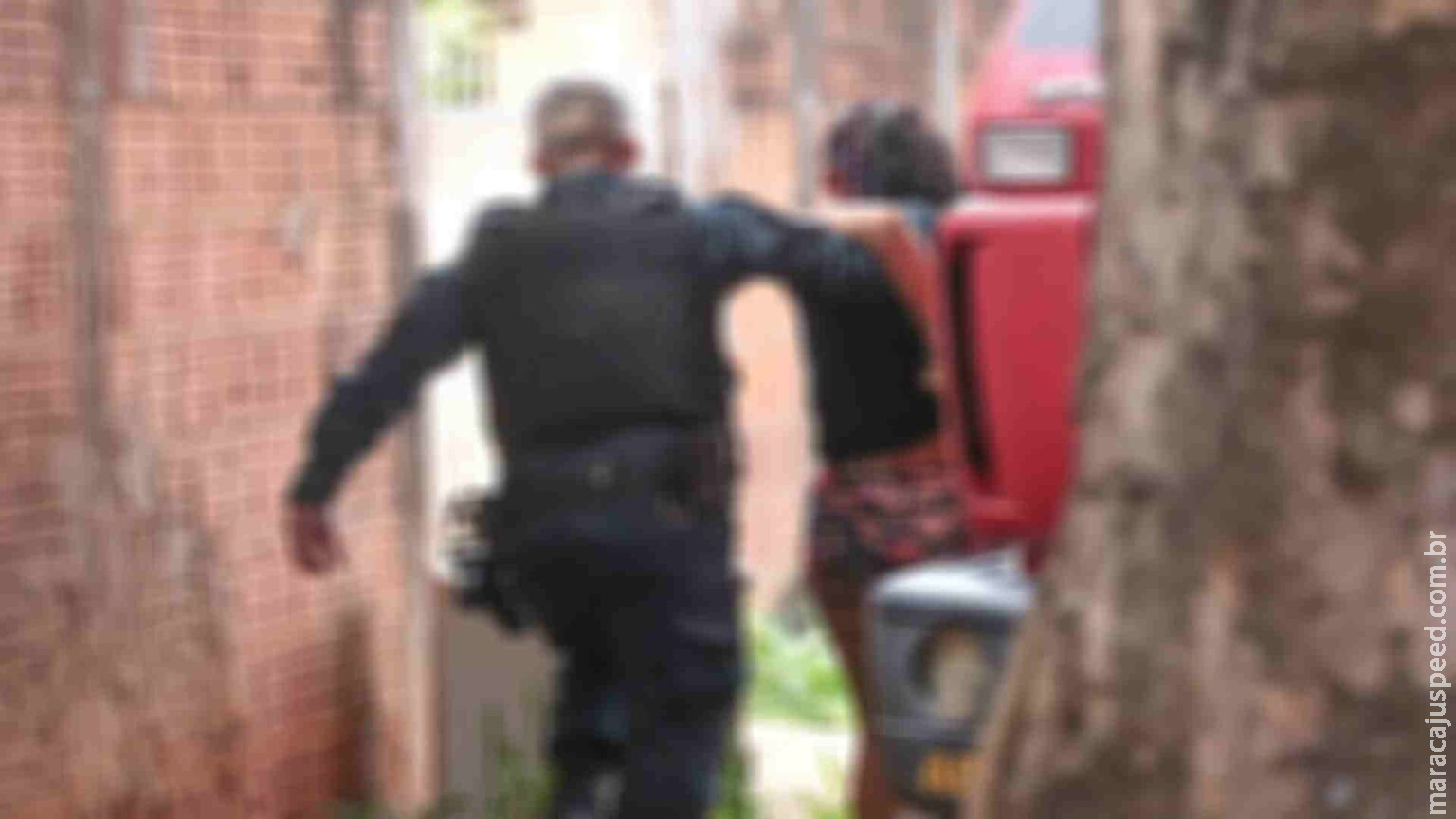 Mãe é presa após incêndio em residência e criança de 2 anos socorrida por inalar fumaça Mãe é presa após incêndio em residência e criança de 2 anos socorrida por inalar fumaça