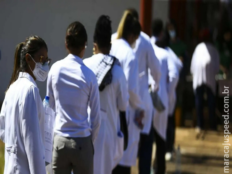 Mais Médicos: Governo lança programa com 15 mil vagas e prioridade para brasileiros