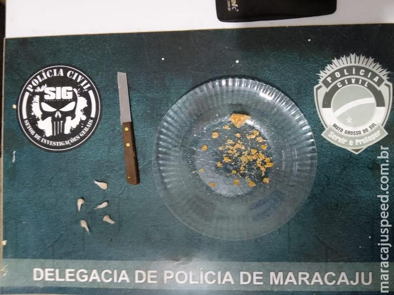 Maracaju: Em cumprimento a mandado de prisão preventiva, policiais civis flagram indivíduo preparando entorpecentes para venda