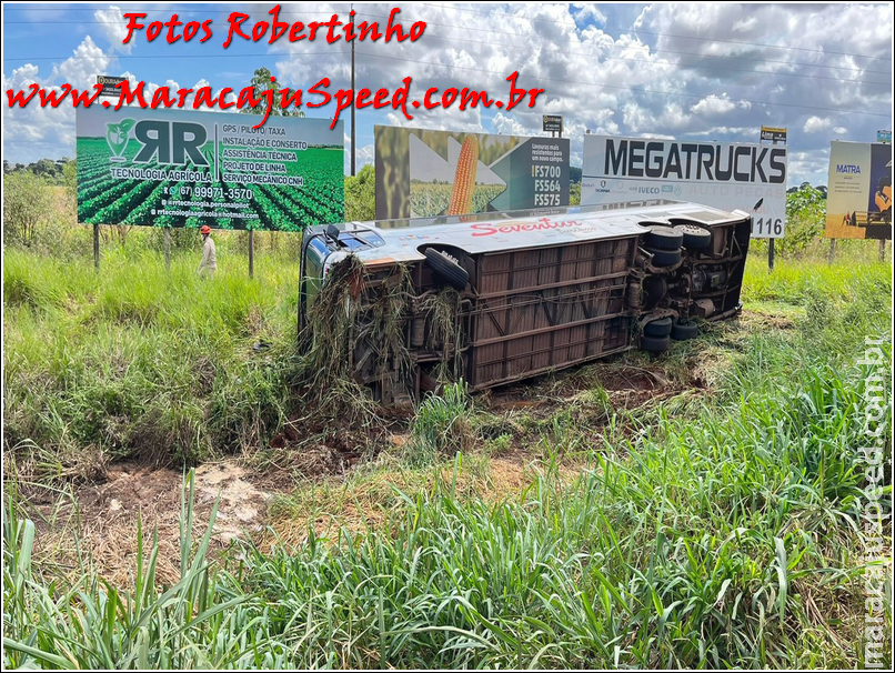 Maracaju: Ônibus com cerca de 30 bolivianos tomba em rotatória na BR-267