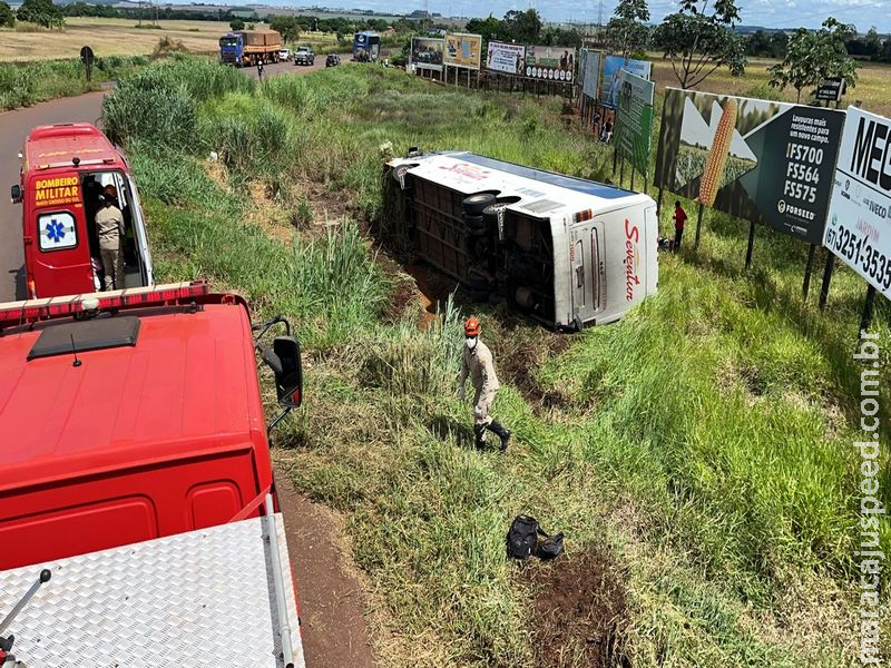 Maracaju: Ônibus tomba no trevo da MS 157 com BR 267 saída para Itaporã Maracaju: Ônibus tomba no trevo da MS 157 com BR 267 saída para Itaporã