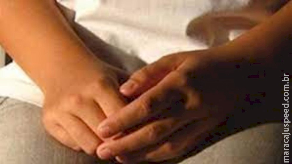 Menina era trancada em casa por mãe e padrasto para encobrir estupros e gravidez