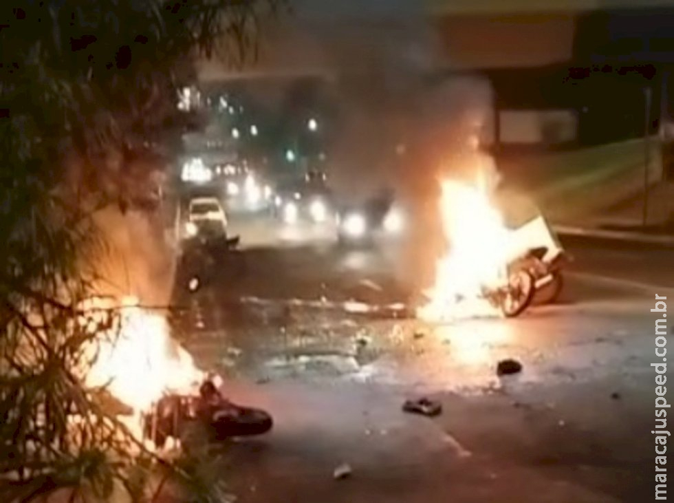 Motocicletas explodem em acidente embaixo de viaduto em Campo Grande Motocicletas explodem em acidente embaixo de viaduto em Campo Grande
