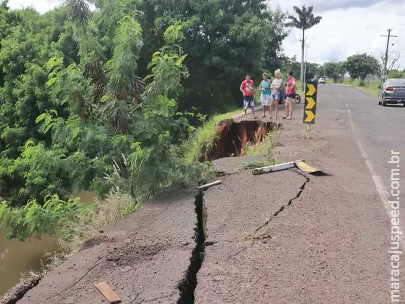 Motociclista cai em córrego da Ernesto Geisel, em trecho destruído pelas chuvas Motociclista cai em córrego da Ernesto Geisel, em trecho destruído pelas chuvas