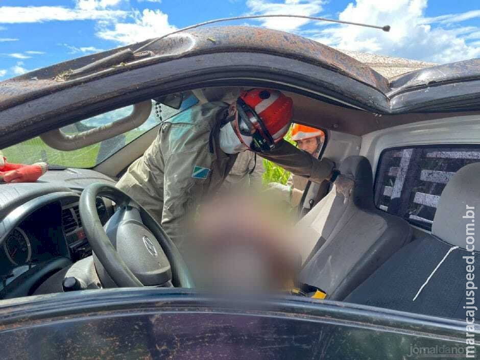 Motorista de caminhão fica ferido após capotar veículo na MS-267 Motorista de caminhão fica ferido após capotar veículo na MS-267