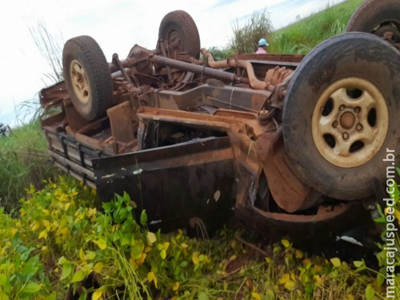 Motorista perde controle e caminhonete capota na BR-060 em MS