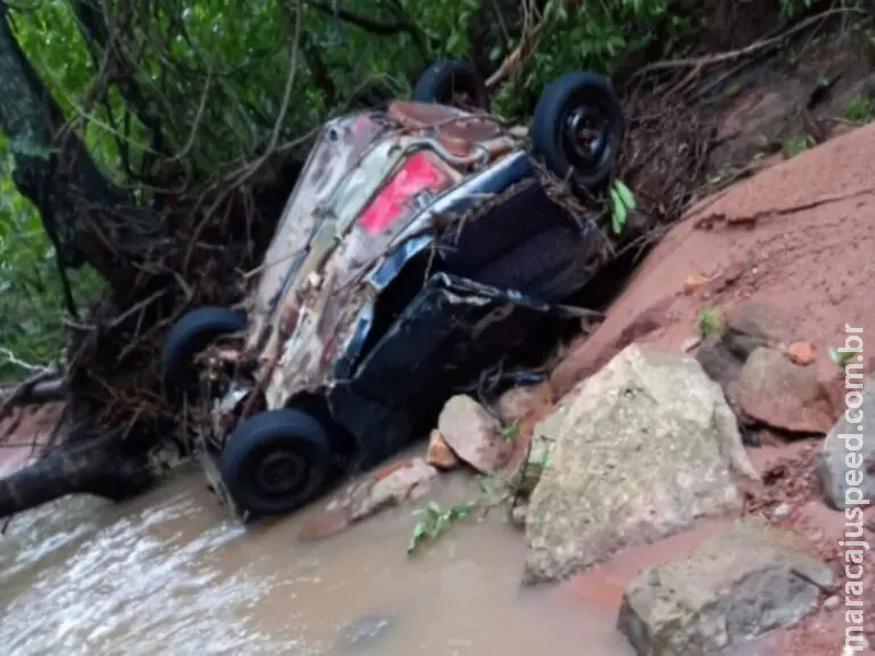 Motorista que morreu dentro de carro arrastado por enxurrada tinha 55 anos Motorista que morreu dentro de carro arrastado por enxurrada tinha 55 anos