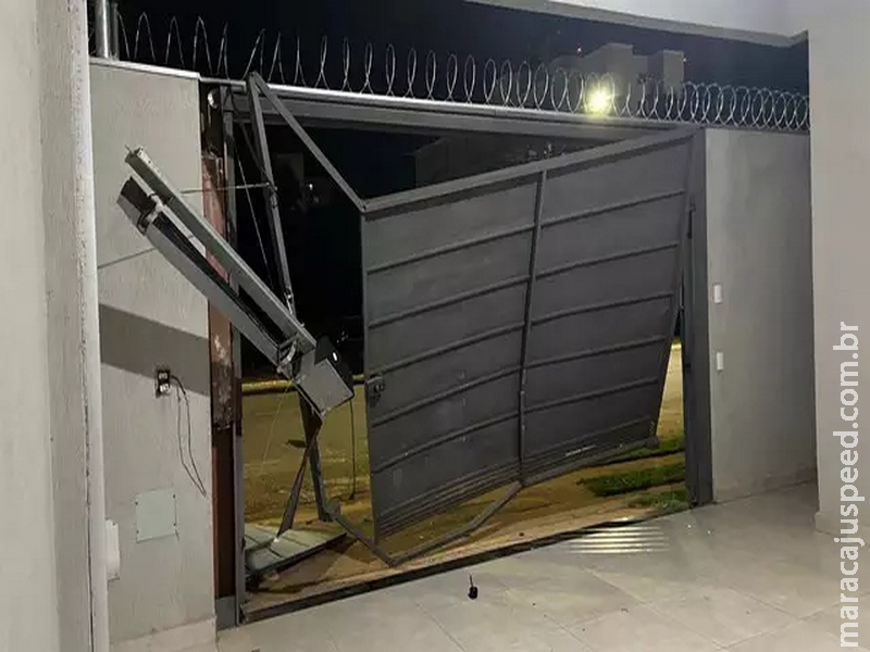 Mulheres invadem casa, levam carro e são pegas com falta de gasolina