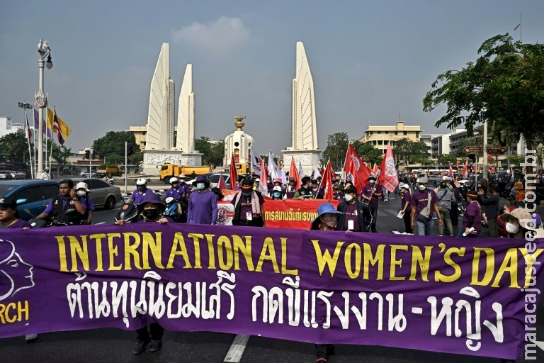 Mulheres protestam por seus direitos ameaçados em todo o mundo