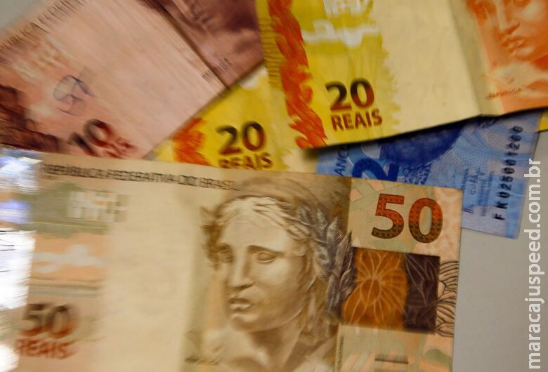 Nascidos em março e abril podem sacar abono a partir de quarta-feira Nascidos em março e abril podem sacar abono a partir de quarta-feira