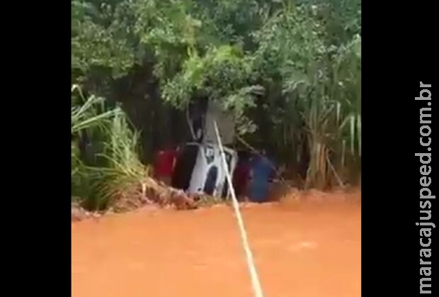 Policiais e bombeiros salvam mulher arrastada em enchente em Vicentina Policiais e bombeiros salvam mulher arrastada em enchente em Vicentina