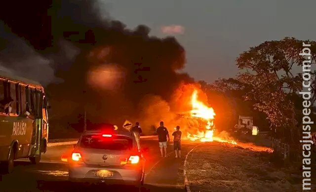 Problema em freio faz carreta pegar fogo na MS-134 Problema em freio faz carreta pegar fogo na MS-134