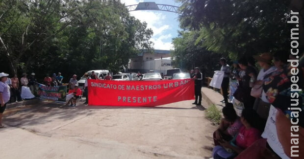 Professores bolivianos fecham fronteira da Bolívia com Corumbá por melhores salários 