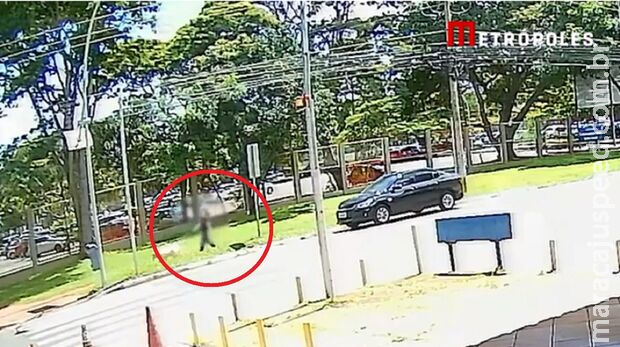 Tarado em carro preto, assedia, persegue e se masturba para garoto de 11 anos no DF