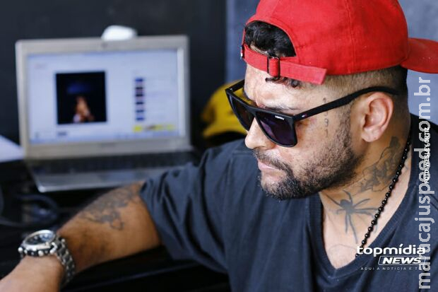 Tatuador começa a recuperar a visão após 1ª cirurgia: 