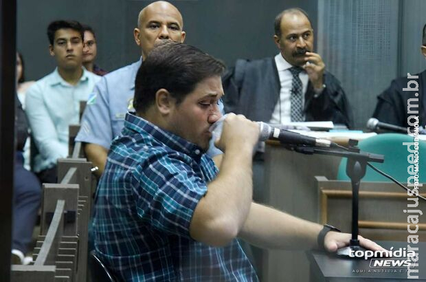 Thiago chora durante julgamento e diz que não introduziu mangueira no ânus de Wesner