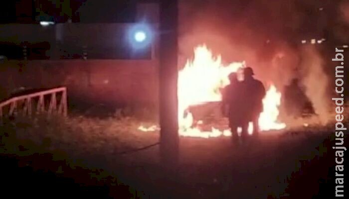 Veículo supostamente usado por pistoleiros para matar agente é encontrado em chamas