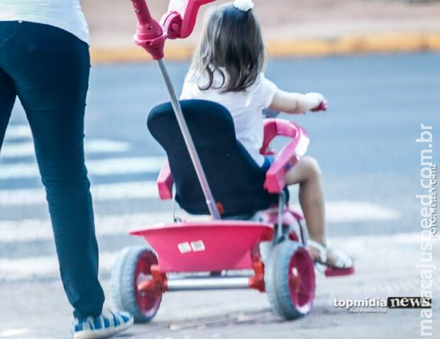 Abandonada pela mãe, menina de 2 anos já foi encontrada sozinha no Nova Lima