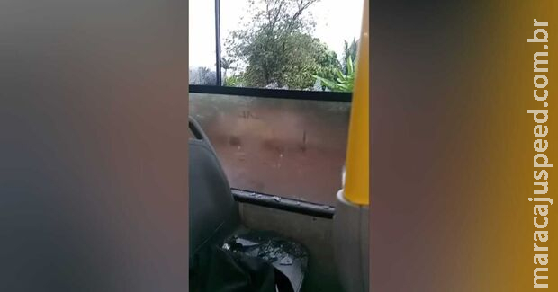 Ao tentar fechar janela de ônibus, vidro estoura e quase fere passageira em Campo Grande