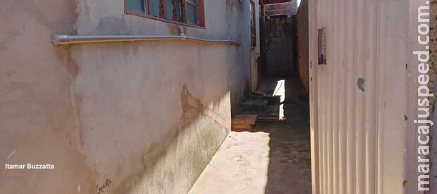 Bandidos invadem e colocam fogo em casa com mulher dentro na Vila Margarida