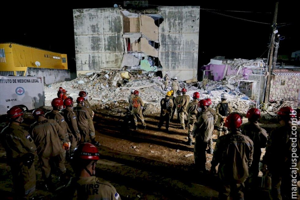 Bombeiros encontram corpo de idosa de 60 anos nos escombros do Edifício Leme, em Olinda