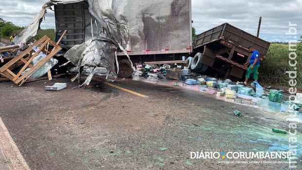 Caminhões batem e duas pessoas morrem na BR-262 