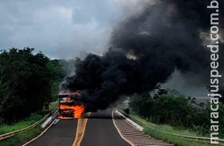 Carreta pega fogo e fica totalmente destruída na Serra de Maracaju Carreta pega fogo e fica totalmente destruída na Serra de Maracaju
