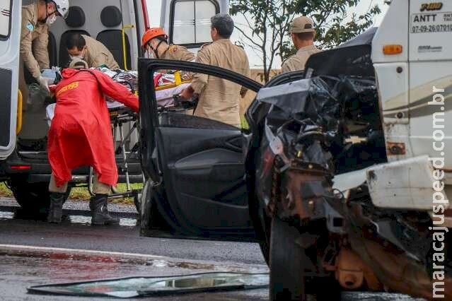 Carro aquaplana, colide em caminhão e mulher fica gravemente ferida Carro aquaplana, colide em caminhão e mulher fica gravemente ferida