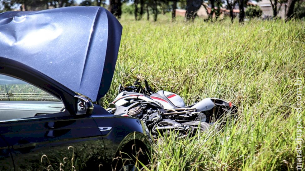 Carro arrasta motocicleta e homem “voa