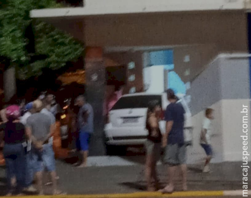 Carro desgovernado invade consultório odontológico e faz estragos em Caarapó