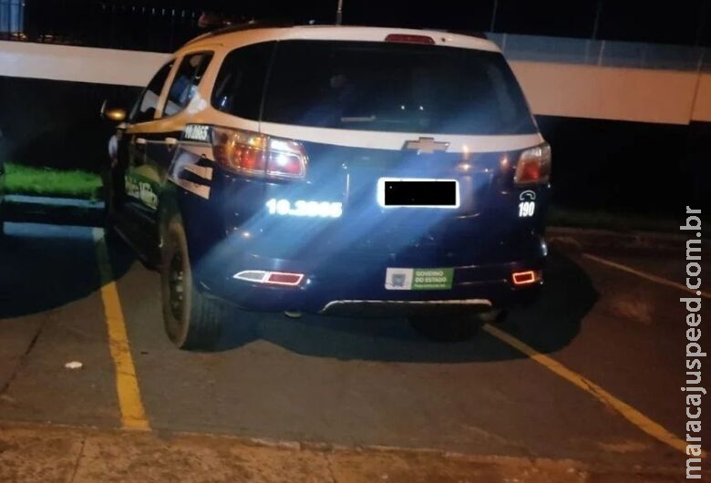 Casal pede pausa para urinar e ataca motorista de aplicativo para roubar carro 