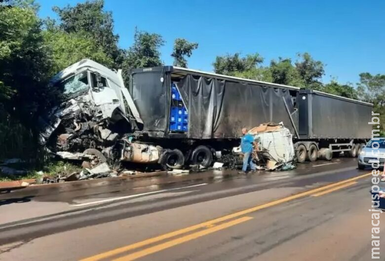 Colisão entre carretas deixa duas pessoas feridas em rodovia Colisão entre carretas deixa duas pessoas feridas em rodovia
