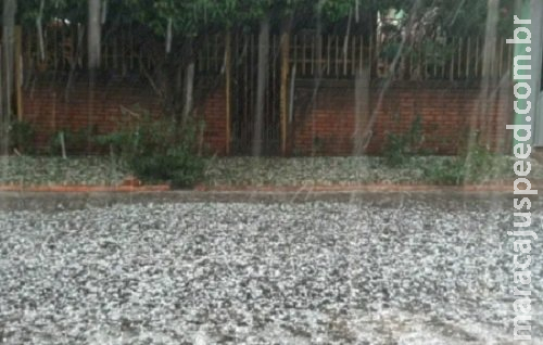 Com previsão de granizo, tempo vira e frente fria com chuva forte chega a MS