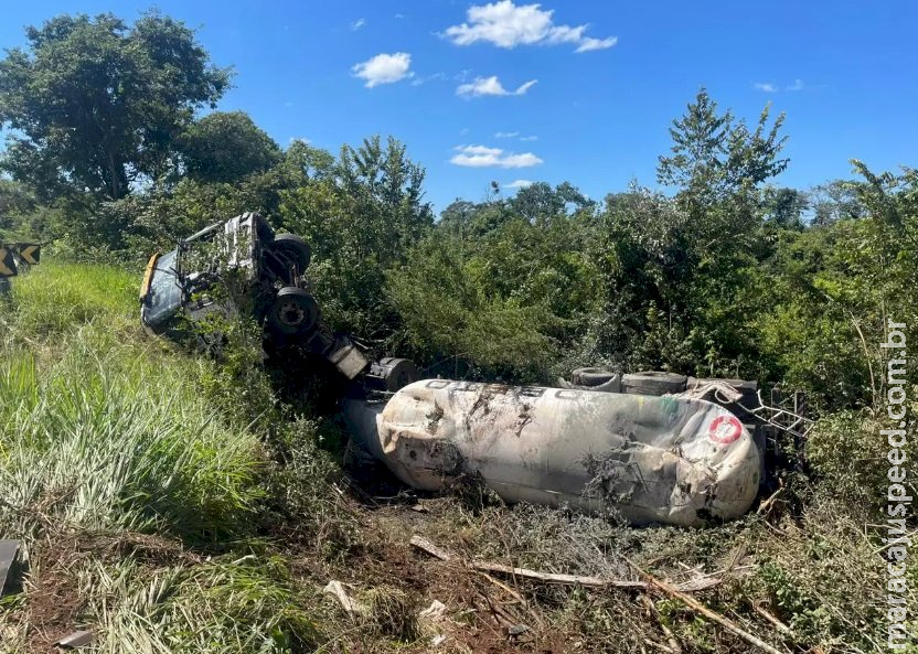 Condutor escapa ileso após tombar carreta carregada de cimento em MS