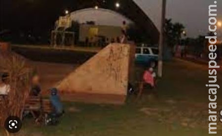 Dois elementos são flagrados perla PM fumando maconha no Brizolão