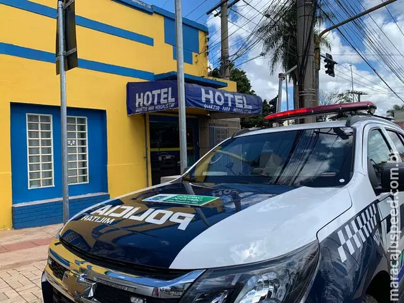 Dona de hotel sente falta de hóspede, vai cobrar diária e encontra ele morto 