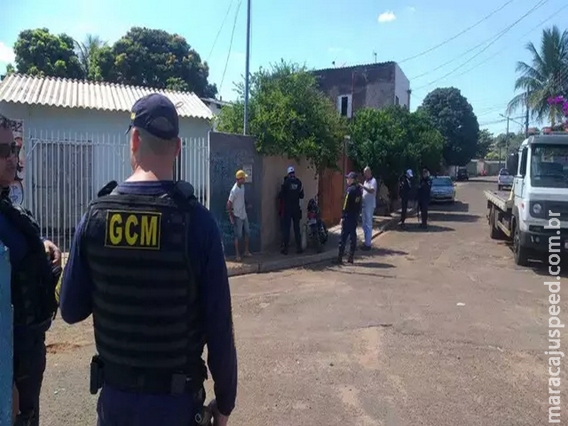Garoto de 13 anos pega moto de lava a jato para fazer manobra perigosa