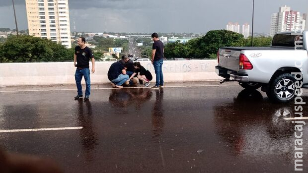 Guarda Civil salva jovem em pontilhão da Afonso Pensa, em Campo Grande