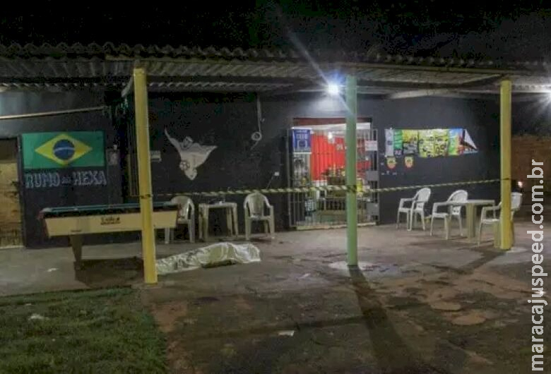 Homem de 63 anos morre em bar e suspeita é de envenenamento Homem de 63 anos morre em bar e suspeita é de envenenamento