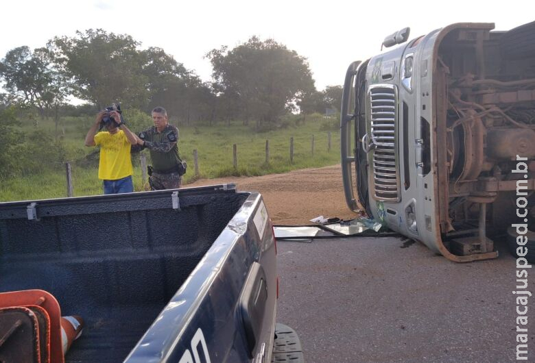 Homem fica ferido após tombar carreta carregada com soja em rotatória