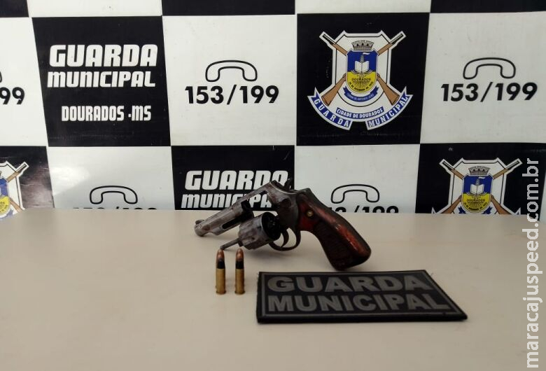 Homem flagrado com arma de fogo é liberado após pagar fiança
