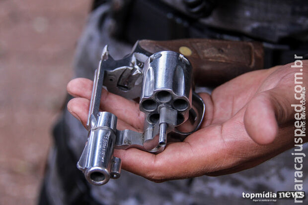 Homem tenta tomar revólver e ameaça ferrar guardas na Barão do Rio Branco