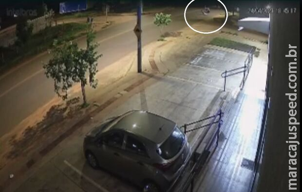 Idosa tenta atravessar rua sozinha, mas é atropelada por moto no Nova Lima