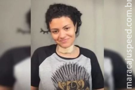 Jovem tem pescoço cortado por adolescente em banheiro de supermercado