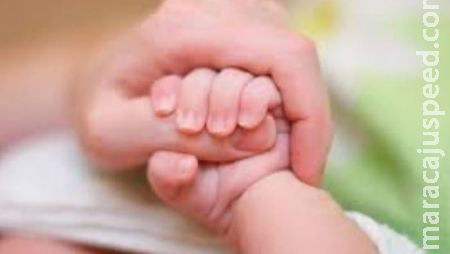 Mãe acorda e encontra bebê de 2 meses morto após dormir em cima de criança