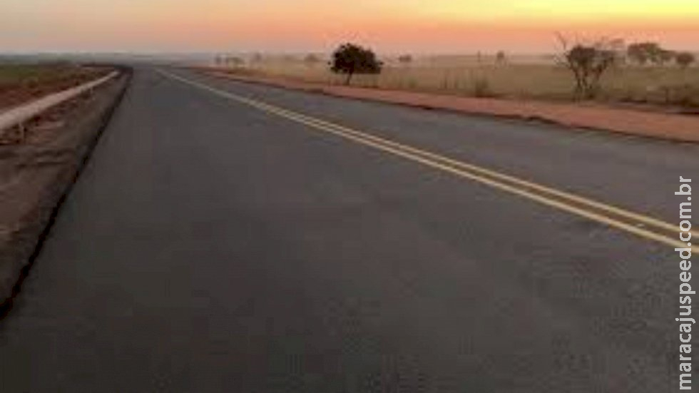 Motociclista desvia de buraco em rodovia e morre atropelado por caminhão na MS-386 Motociclista desvia de buraco em rodovia e morre atropelado por caminhão na MS-386