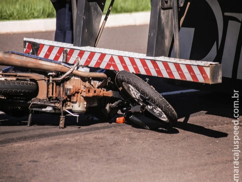 Motociclista sai ileso após bater na traseira de carreta e moto ficar presa no para-choque Motociclista sai ileso após bater na traseira de carreta e moto ficar presa no para-choque