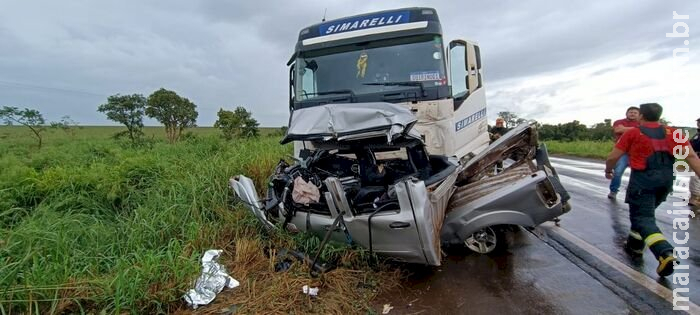 Motorista de caminhonete morre após bater em carreta na BR-267 Motorista de caminhonete morre após bater em carreta na BR-267