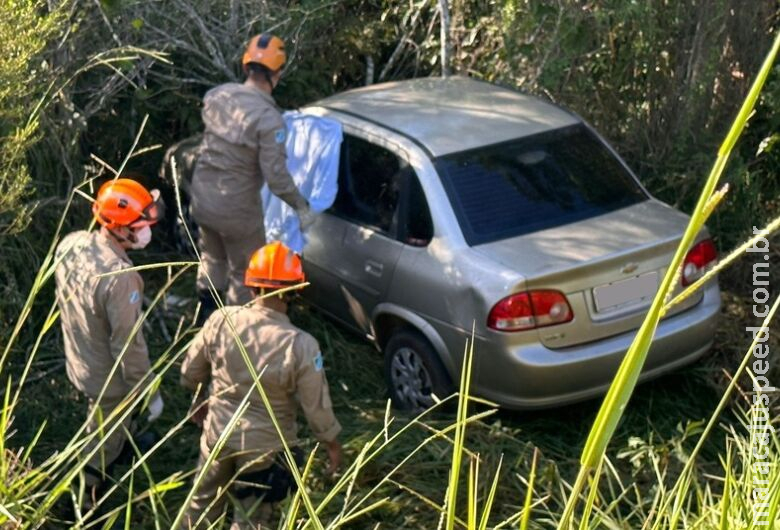 Motorista morre após perder controle de direção e cair em barranco Motorista morre após perder controle de direção e cair em barranco